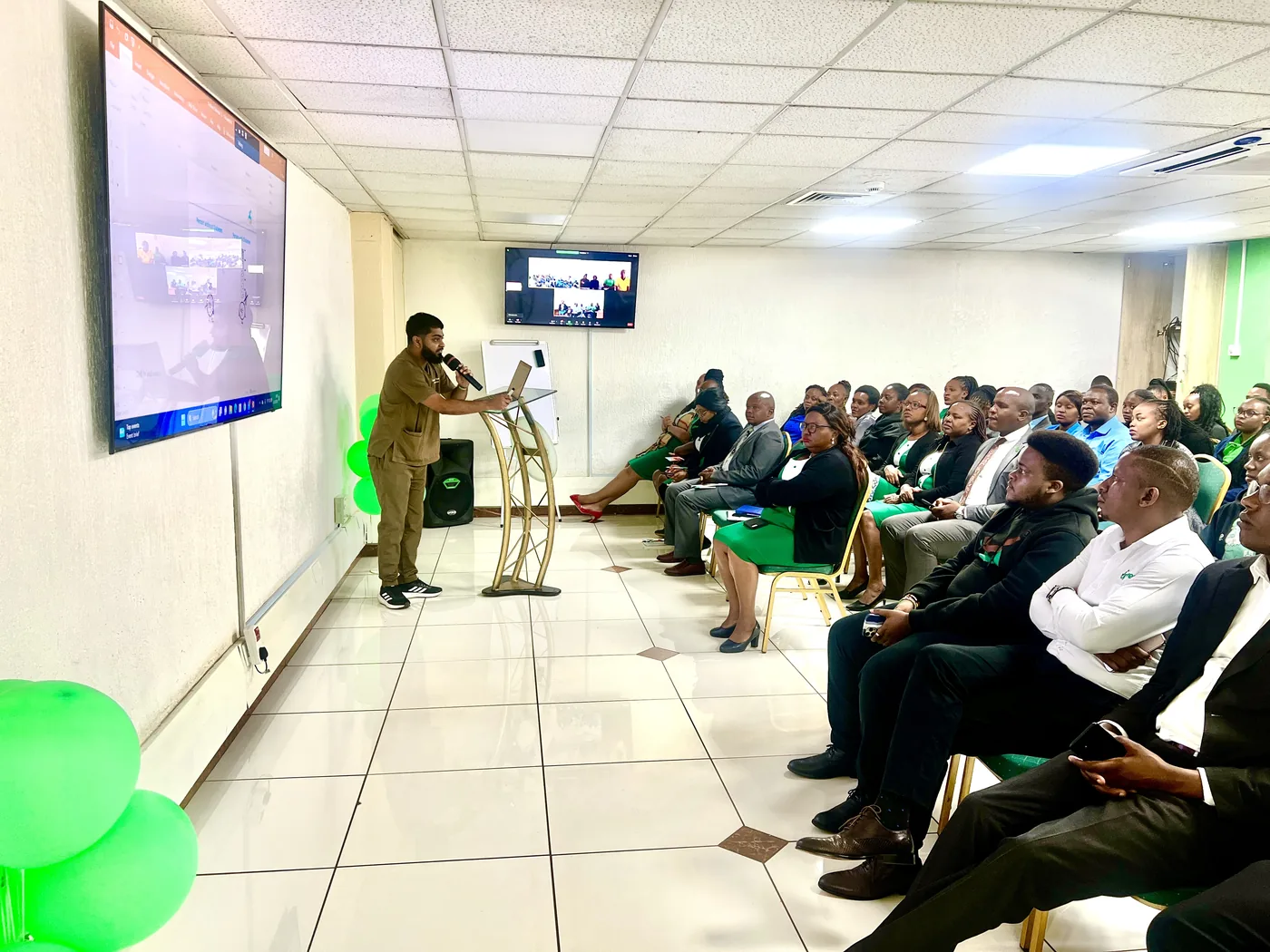 Dr Ebrahim Yusuf presenting the 20 Thyroid Questions patient webinar to a live and online audience in Nairobi